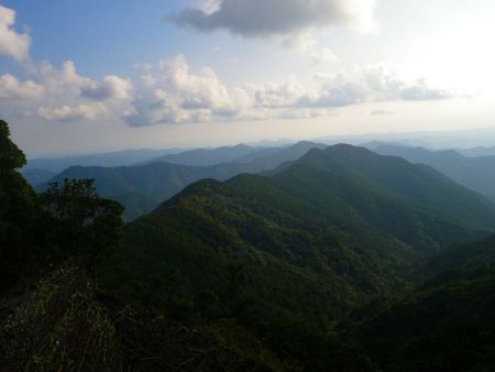 南側の展望はひたすら稜線が続いてる感じだった