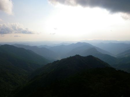 こっちは南西側の展望になるのかな！？方角がよくわからないけど霞んでなければ海も見えるのかな！？