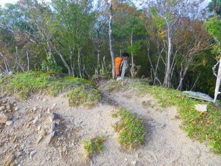さて、ゆっくり休憩したのでさっさと下山することにした