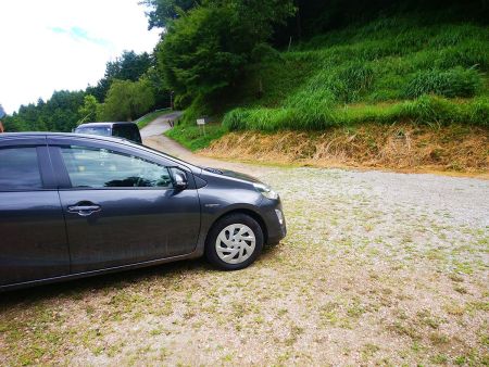 駐車場からスタート。実はこの上にも駐車場があったんだけどわからなかった