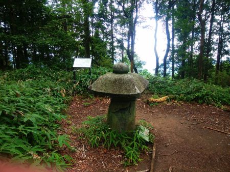 経ヶ塚山山頂(889m)に到着