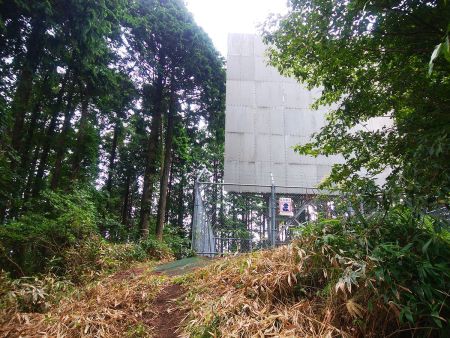 ここで反射板が現れた。三角点のすぐ近く