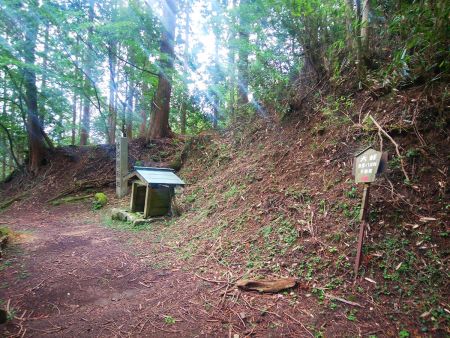 大峠に到着。石碑があったり祠があったり何か意味のある場所なのか！？