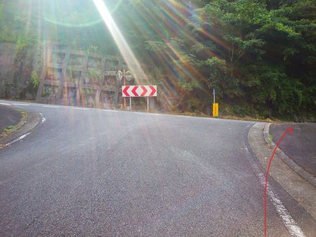 道路に出たら県道を右へ行く