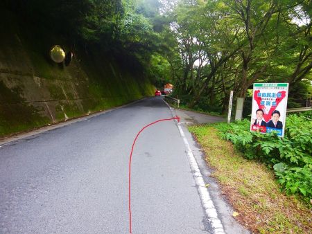 県道からここを右へ曲がって林道を歩いていくんだけどそれがまた長かった