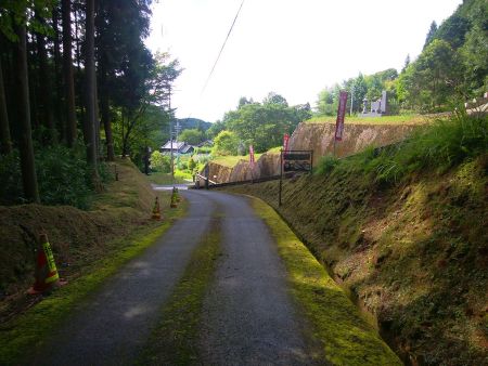最初の音羽山観音寺の入口付近まで戻ってきた。結構長い林道だったけど、駐車場はさらに下