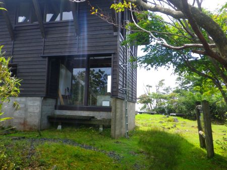 避難小屋まで登ってきた。ちょうど避難小屋の裏手に登ってくることになる
