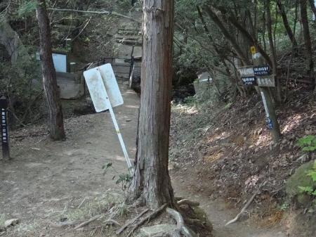 ここでゴルフ場を横断する。登山道の間にゴルフ場があるけどゴルフボールが飛んできたりしないのかな！？