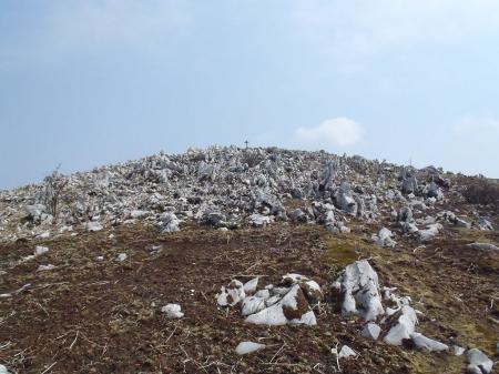 岩だらけのところを登っていく