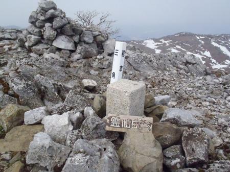霊仙山の三角点