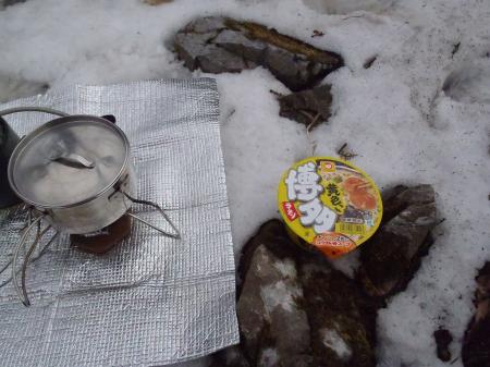 とりあえず飯。限定版の黄色い博多を山で食べることにしたｗ