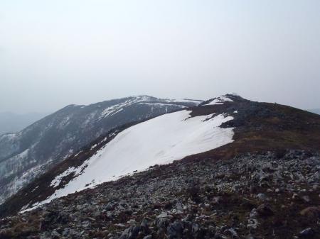 この稜線を向こう側のところまで歩く