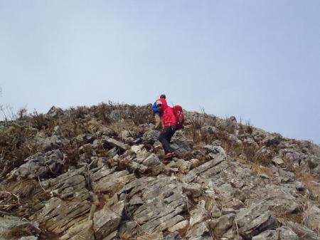 展望台を過ぎたあたりからは一気に下るが爆風がふいていた