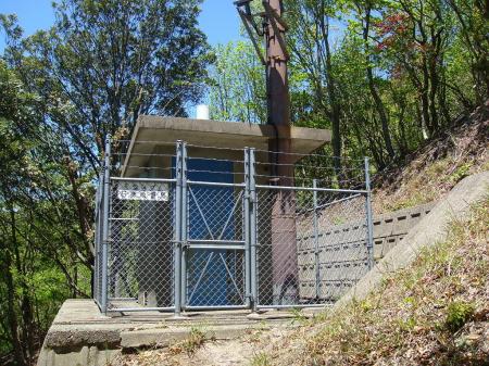 入山してすぐ気象観測がある