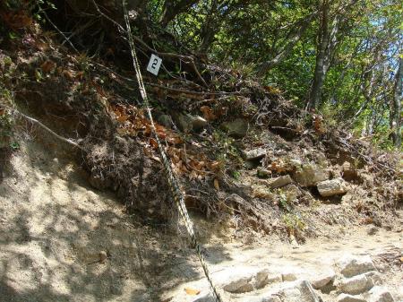 ガレ場のトップに2のプレート