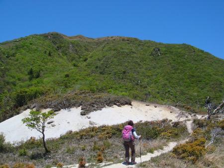 開けた場所にでると竜ヶ岳が真正面に見える