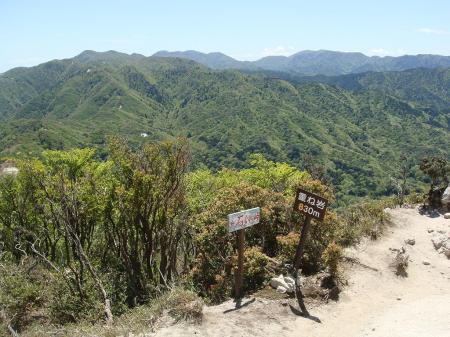 標高830mの重ね岩に到着