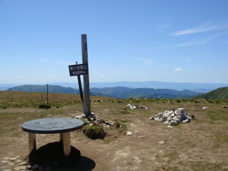 竜ヶ岳(1099.6m)に到着