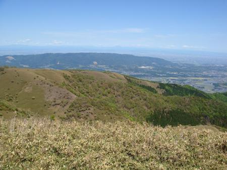 下に有名？な羊（ひつじ）の群れ。遠く中央アルプスまでも