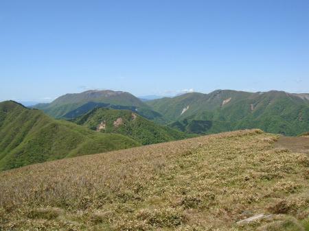 御池岳や藤原岳とその向こうに伊吹山