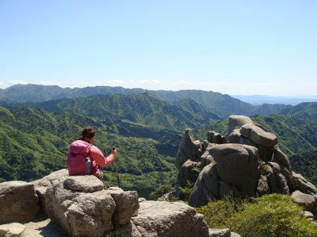 下山時に重ね岩で休憩中のS嬢