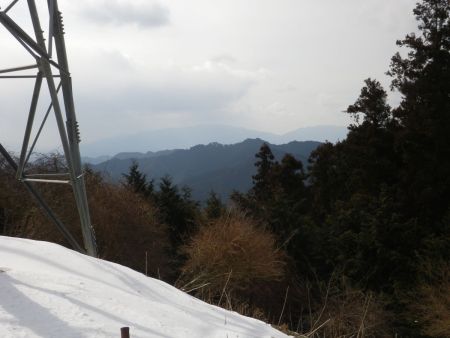 向こう側に見えてるのは金剛山と大和葛城山かな！？方角的には間違ってないと思う
