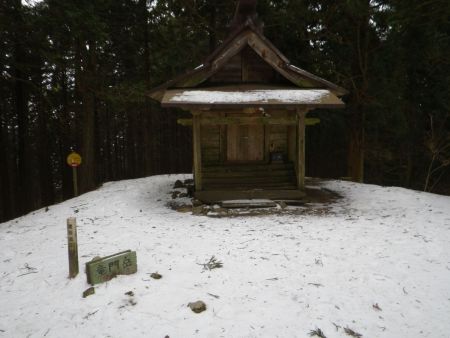 竜門岳山頂(904.3m)に到着。山頂には何か祀られているだけで展望も何もないただのピークって感じだった