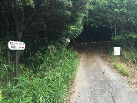 勝神峠。車止めゲートから勝神ルートをスタート