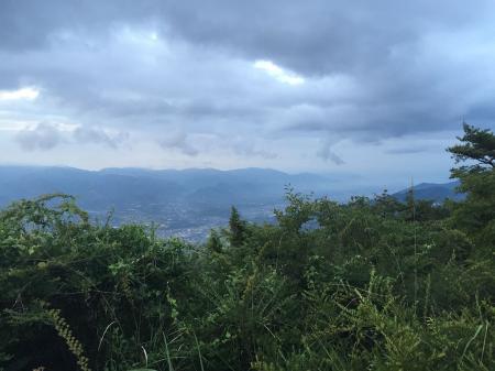 山頂からは東側の展望だけ少し見える