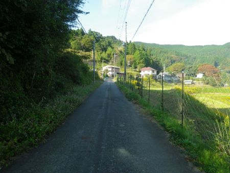 それにしても道路歩きが長い。しかし三草山経由で才の神峠に行くと遠いので道路歩きのほうが楽なはず