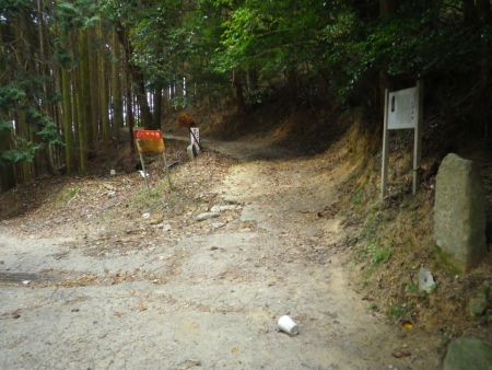 ここを進んでいく。ここから滝王山までの道標はないので方角を確認しながら進んでいく