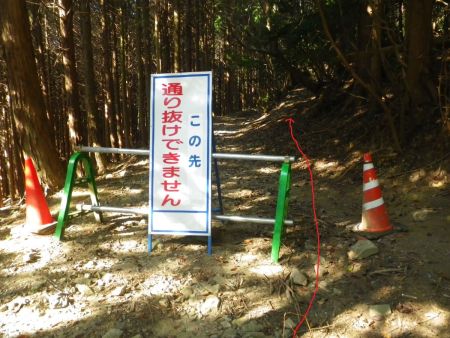 方角的に、この看板のところを入ってすぐの右側の道を登っていくのが正解
