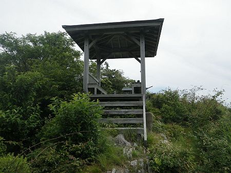 西光寺山の山頂（712.7m）に到着。立派な東屋が設置されていたが、これは展望台といえばいいのか！？