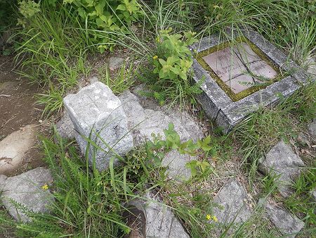 奥に三角点が設置されていたので撮影しておいた