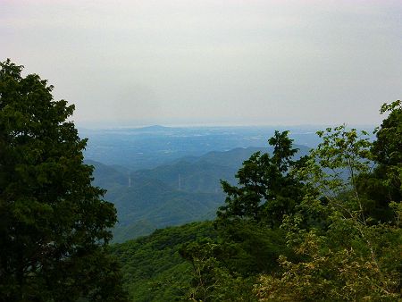 ズームで撮影してみたけど、遠く見えてるのは海なんじゃないかと思うが違うんだろうか！？