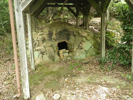 これは窯なのかな！？こんなところで何か作っていたんだろうか！？