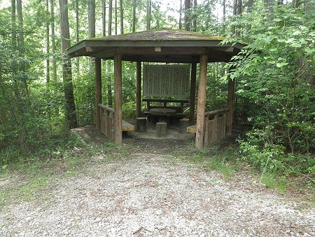 東屋があったけど、こんなところで休憩する人はいないと思うんだが・・・