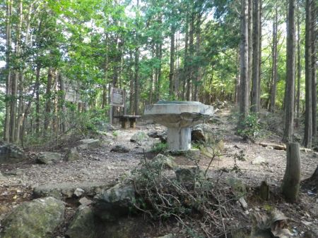 最勝ヶ峰の手前になんかあった。昔もあったと思うんだけどもう覚えてないんだよね