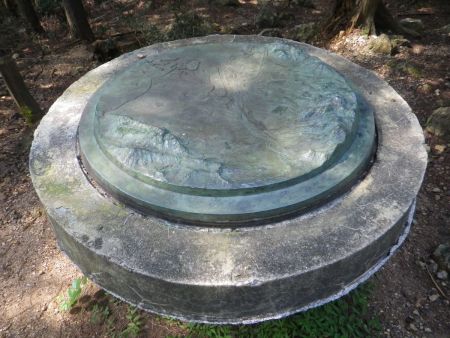 こういうのがあるということは昔はここから展望があったんだろうか！？もう何も見えないけどね