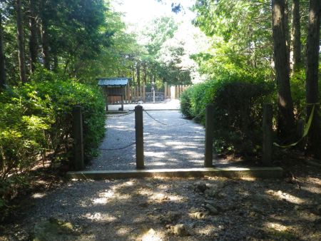 最勝ヶ峰を少し進むと開成皇子墓がある。これはよく見る画像だよね。今でもかなり綺麗だけど誰かが管理してるんだろうか！？