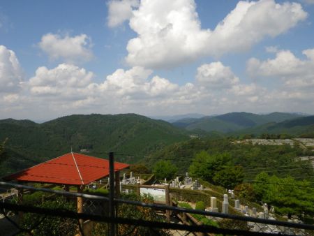 今回はじめての展望。本来は北摂霊園から見る展望だと思うんだけどね。おそらく知ってる山が見えてるんだと思うけど調べてない