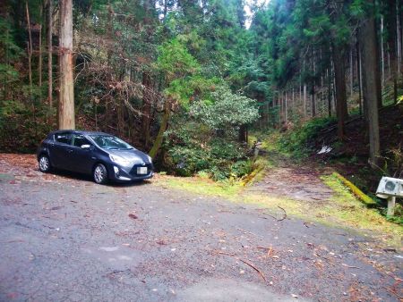 西谷林道入り口からスタート。ここに数台駐車できそう
