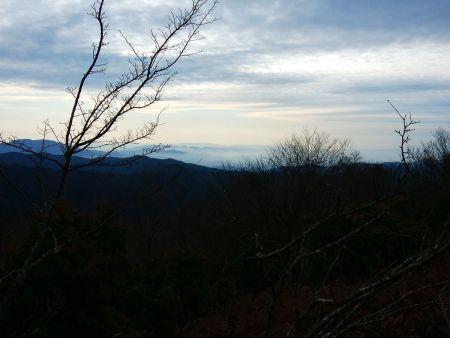 霞んでいるのか雲海なのかわからないけどなんとなく神秘的な感じがした