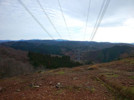 鉄塔から東側の展望。何の山が見えてるのかさっぱりわからないや