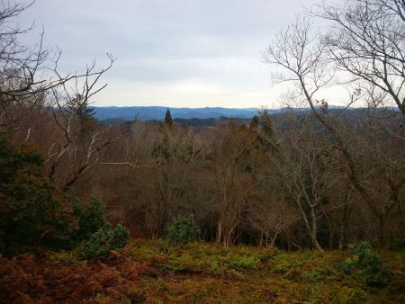桟敷ヶ岳からちょっとだけ展望が見える。この時期だから見えてるだけなのかもしれない