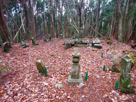 薬師峠の手前に墓のようなものがあったけど何かよくわからない
