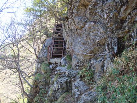 レンゲ辻から見えた稜線の岩を登る