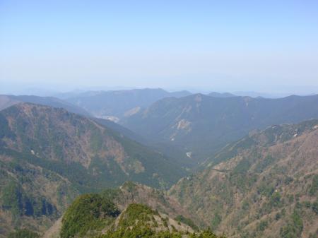 うっすら金剛山と大和葛城山が見えている