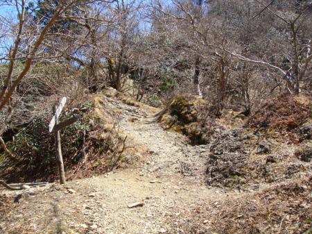 キレット到着。ここから宝剣を探して尾根伝いに歩く