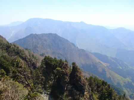 稲村ヶ岳山頂近くの尾根より展望。弥山方面がさっきより近づいた